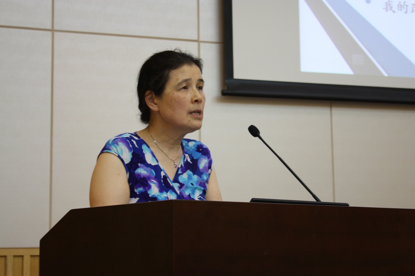 武汉大学王高华教授在授课6月13日,湖北省教育厅思政社科处处长何泽云